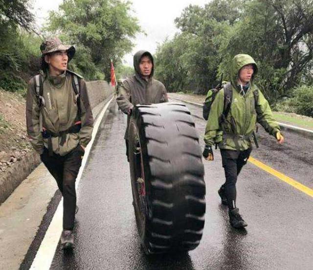 Lý do gì khiến dân du lịch bụi rủ nhau đẩy bánh xe 80kg đến Tây Tạng - 5