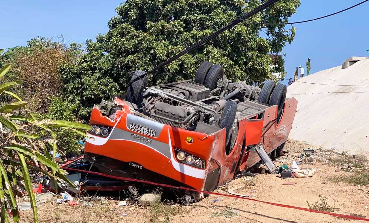 Xe chở đoàn du khách Hàn Quốc lao xuống vực ở Bình Thuận: Tài xế đã tử vong - 1
