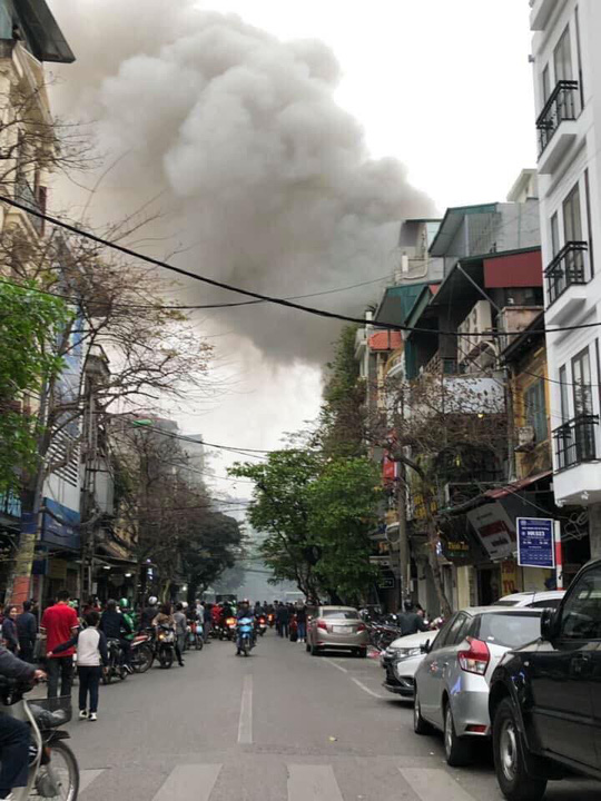 Cháy lớn căn nhà trên phố Bát Đàn, người dân hoảng sợ chạy ra đường - 1