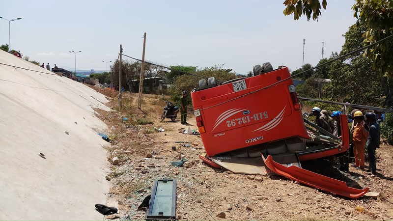 Xe khách lao vực ở Bình Thuận, nhiều du khách nước ngoài bị thương - 3