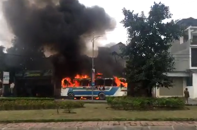 Xe ô tô chở công nhân bất ngờ bốc cháy dữ dội - 1