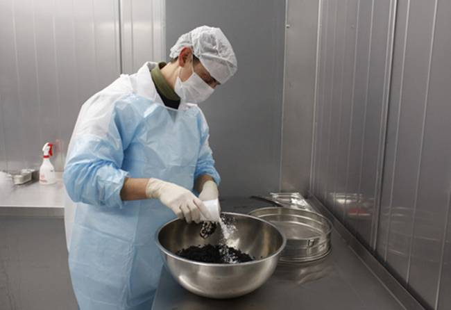 Cuối cùng, các nhân viên sẽ rắc muối lên trứng cá.