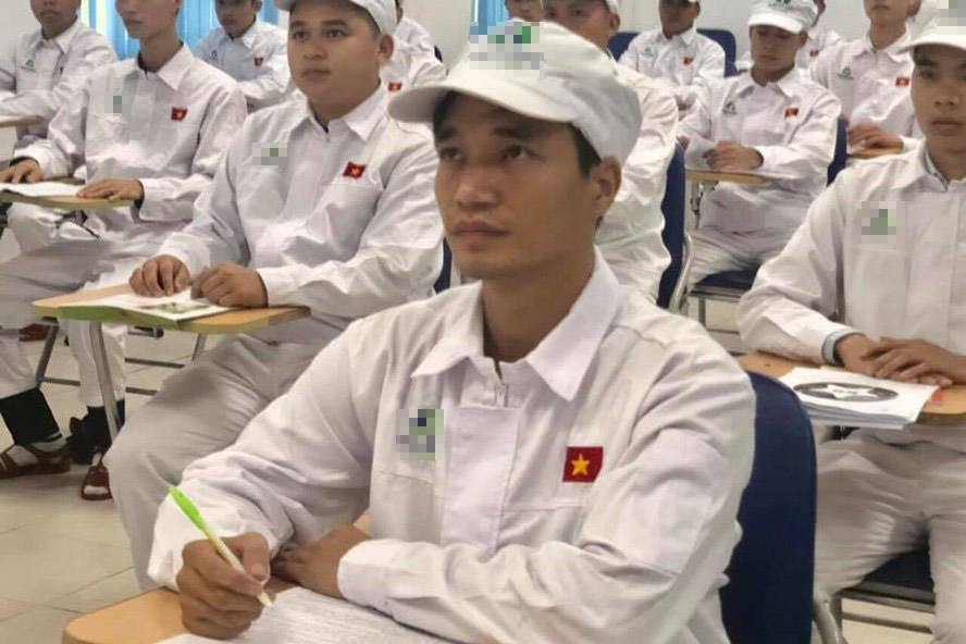 "Ca sĩ Lệ Rơi" bất ngờ đi làm công nhân sau thời gian "ở ẩn" - 1