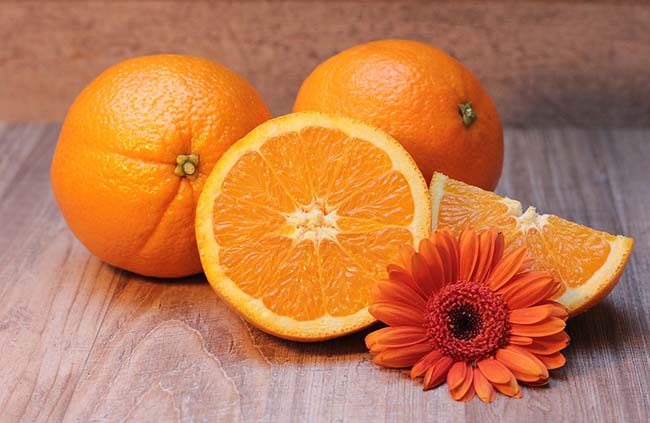 3.Trái cây có múi ngoài mùi hương dễ chịu, chúng còn chứa nhiều vitamin C và đường. Những thứ này giúp cơ thể luôn tỉnh táo và bùng nổ năng lượng trong thời gian dài. Đặc biệt, loại đường trong cam quýt không có mức glucose nhiều như kẹo nên mọi người ăn nhiều sẽ tốt cho sức khỏe.