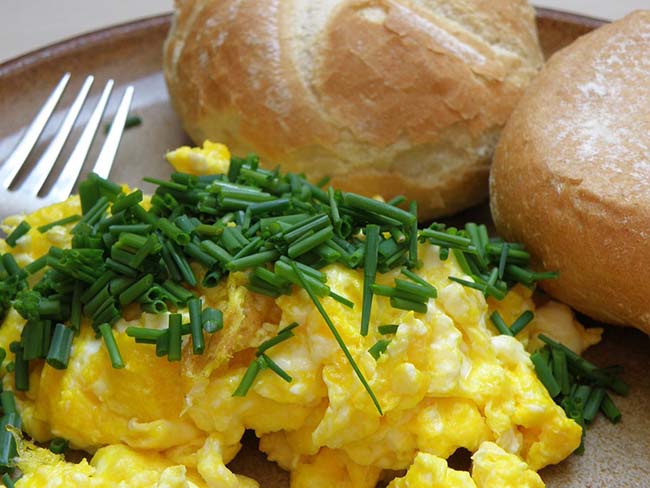 5.Trứng ít calo nhưng lại chứa nhiều protein và choline (một loại vitamin B thiết yếu). Protein cung cấp năng lượng còn choline tăng cường sự trao đổi chất, chức năng hệ thống thần kinh, giữ cho não bộ tránh những lo lắng và luôn tỉnh táo.