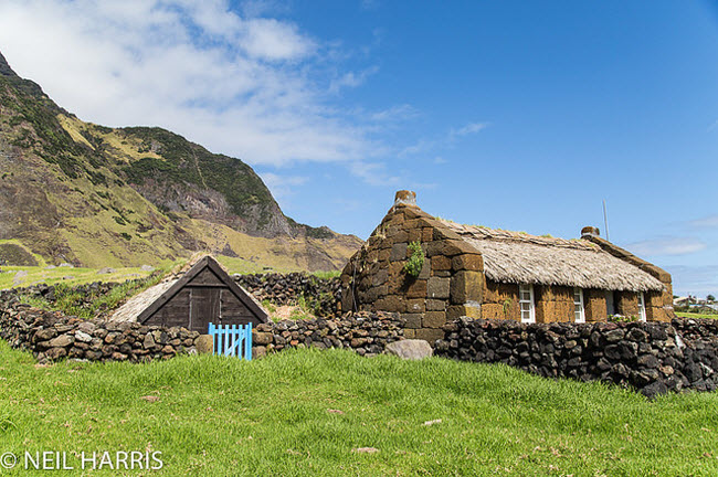 Đảo Tristan Da Cunha không có sân bay và cách duy nhất để tới đây là di chuyển bằng tàu thủy suốt 6 ngày từ Nam Phi. Nơi đây cũng không có điện, nhưng người dân vẫn có thể tận hưởng các dịch vụ như nhà hát, quán cà phê và cửa hàng tạp hóa.