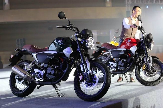 Nếu trước đó là sự ra mắt của Honda CB150R Streetster tại Thái Lan thì giờ đây là 2019 Honda CB190SS xuất hiện tại thị trường Trung Quốc. Ảnh CB190SS bản màu xanh.