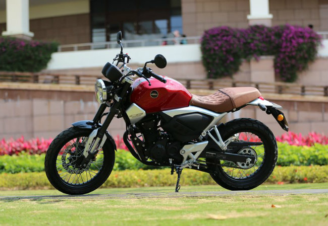 2019 Honda CB190SS cũng có phong cách theo dạng Neo Sport Cafe (Xe thể thao cafe mới). Đó là một phong cách tân cổ điển kết hợp giữ nét hoài cổ và các trang bị hiện đại.