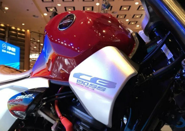 Phong cách gợi nhờ các mẫu Neo Sport Cafe cỡ lớn hơn của gia đình Honda CB.
