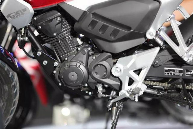 Chưa rõ 2019 Honda CB190SS có giá bán bao nhiêu. Tuy nhiên đây là dòng môtô cỡ nhỏ có ngoại hình và trang bị khá hấp dẫn, nhiều khả năng là khá "vừa miếng" dân tập chơi.