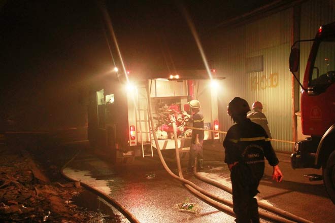 Cháy bãi cỏ, nhà kho ở Sài Gòn bị thiêu rụi - 4