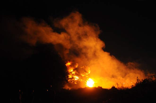 Cháy bãi cỏ, nhà kho ở Sài Gòn bị thiêu rụi - 2