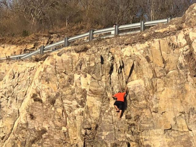 Bạn trẻ - Cuộc sống - Clip: Thanh niên leo núi tay không ở Vũng Tàu và cái kết đắng