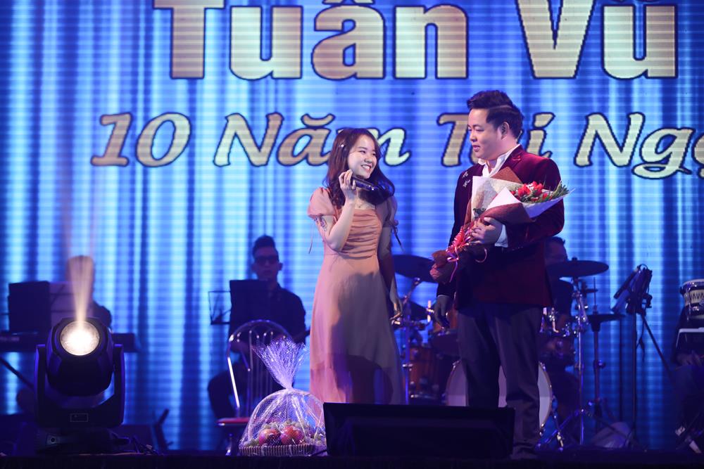 Phi Nhung giật hoa trên tay Tuấn Vũ, ném xuống sàn sân khấu - 11