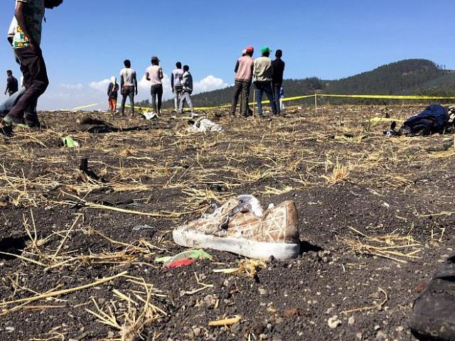 Media - Khung cảnh tang thương tại hiện trường máy bay Ethiopia rơi khiến 157 người chết