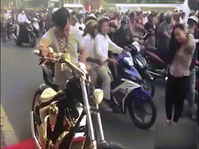 Bạn trẻ - Cuộc sống - Đại gia đeo 13kg vàng "gây bão" với mô tô mạ vàng trên phố