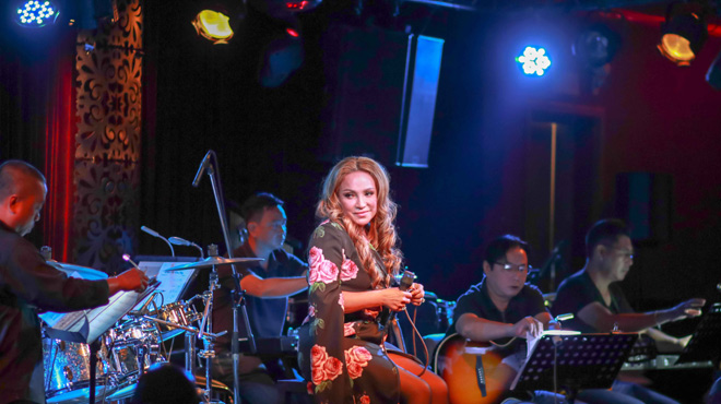 Nữ ca sĩ cầu hôn "phi công trẻ" kém 12 tuổi trên sân khấu trở lại VN - 3