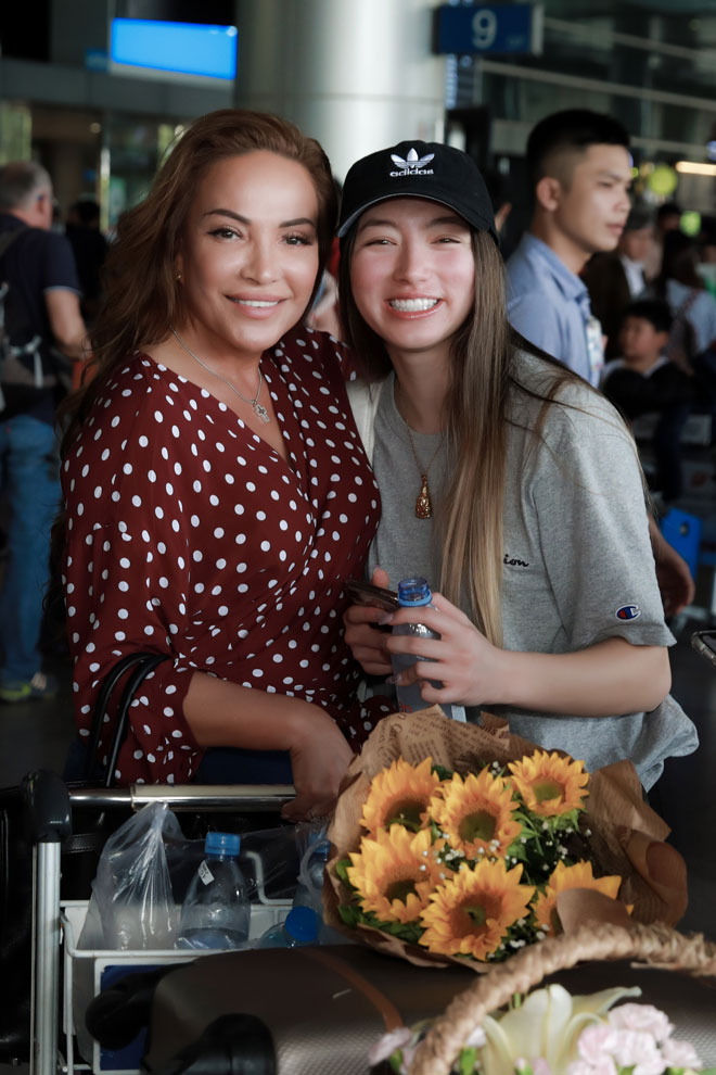 Nữ ca sĩ cầu hôn "phi công trẻ" kém 12 tuổi trên sân khấu trở lại VN - 2