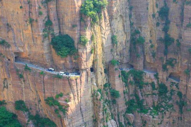 Đường hầm Guoliang, Trung Quốc: Con đường nguy hiểm này đã được khắc vào vách đá để kết nối ngôi làng trên đỉnh Guoliang với thế giới. Đường hầm dài 0,75 dặm cao 16 feet và rộng 13 feet với nhiều chỗ xoắn, rẽ và xuống dốc bất ngờ.