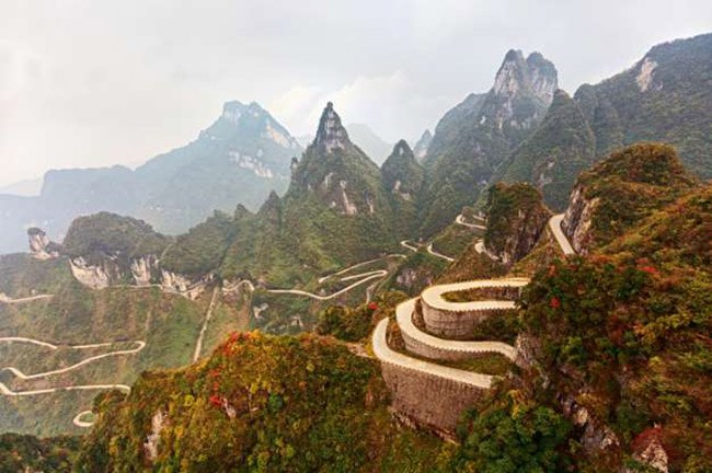 Đường núi Thiên Môn, Trung Quốc: Con đường dài khoảng bảy dặm nhưng điểm cao nhất của đường là 4265 feet so với mực nước biển, và điểm thấp nhất là 656 feet.