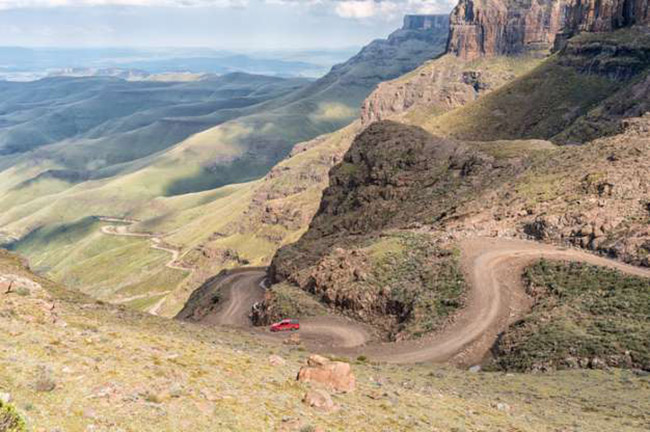 Đèo Sani, Nam Phi: Đây là một trong những con đường nguy hiểm nhất trên thế giới, chắc chắn không dành cho người yếu tim với rất nhiều vòng xoắn, lòng đường hẹp, nhưng phong cảnh thì tuyệt đẹp.