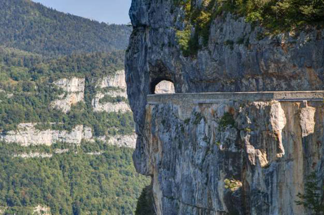 Combe Laval, Pháp: Đây là con đường tráng lệ nhất trong dãy núi Alps của Pháp và là một thiên đường của người đi xe đạp. Họ thích thử thách leo dốc và ngắm nhìn khung cảnh Vercors tuyệt đẹp.