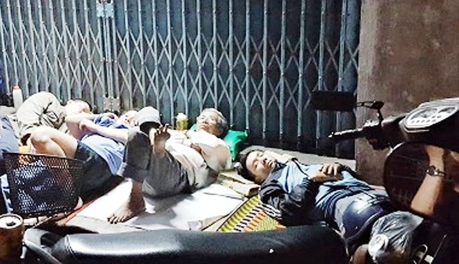 Ngủ trước cổng trường chờ hồ sơ xin học mầm non cho con - 3