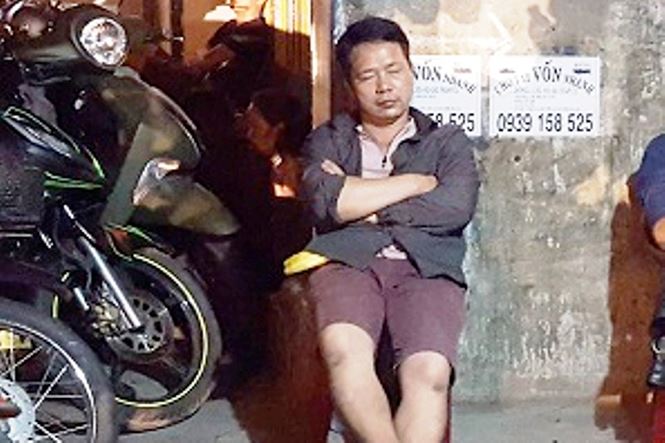 Ngủ trước cổng trường chờ hồ sơ xin học mầm non cho con - 4