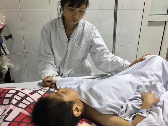 Sức khỏe đời sống - Thương tâm bé trai bại não bị 4 con chó nhà cắn nát bộ phận sinh dục