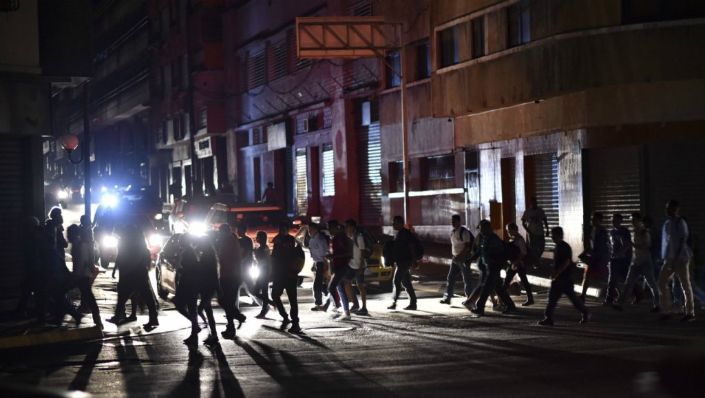 Venezuela chìm trong bóng tối: Bác sĩ dùng đèn pin để phẫu thuật - 1