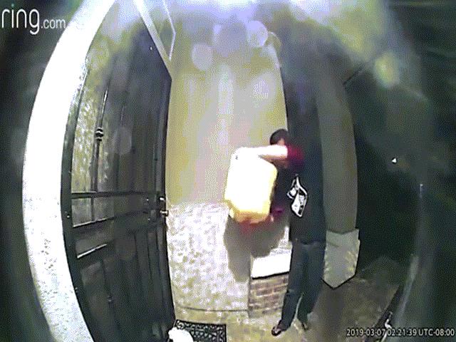 Phi thường - kỳ quặc - Đổ dầu đốt nhà hàng xóm vì lý do khiến mọi người "ngã ngửa"