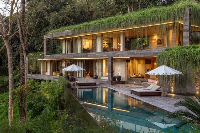 Căn nhà này nằm trong một khu rừng rậm ở Bali, Indonesia. Ngay từ cái nhìn đầu tiên, ta có thể thấy rõ lý do tại sao nó lại có tên là The Chameleon (Tắc kè ẩn mình).