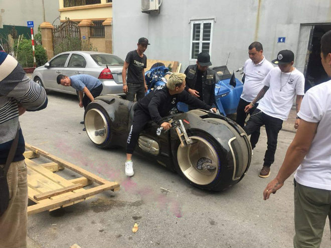 NÓNG: Xuất hiện môtô không trục giống xe Phúc XO chạy trên phố - 1