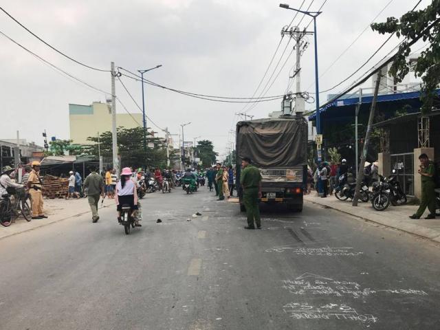 Vợ khóc gào trong ngây dại bên thi thể chồng sau tai nạn