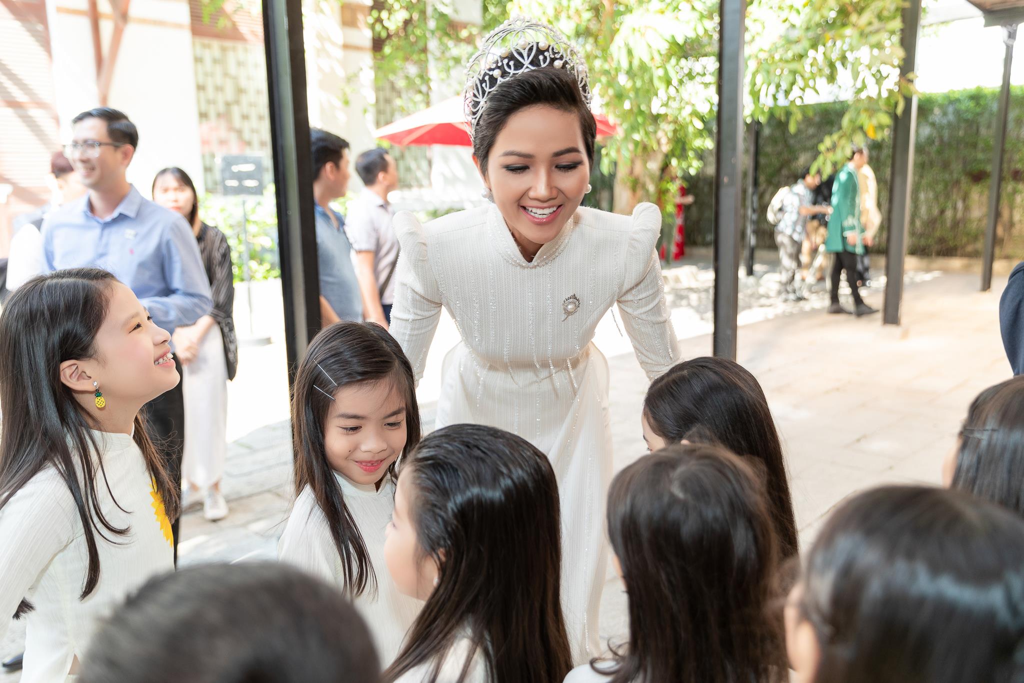 H'hen Niê được vinh danh bằng tượng sáp nhưng lại khiến fan giật mình - 6