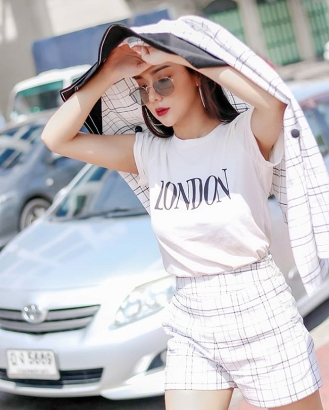 Tại Thái Lan, nơi quanh năm nóng bức hoặc chỉ dịu hơn đôi chút khi vào mùa mưa, phái đẹp không bao giờ ra khỏi nhà mà không có kem chống nắng.