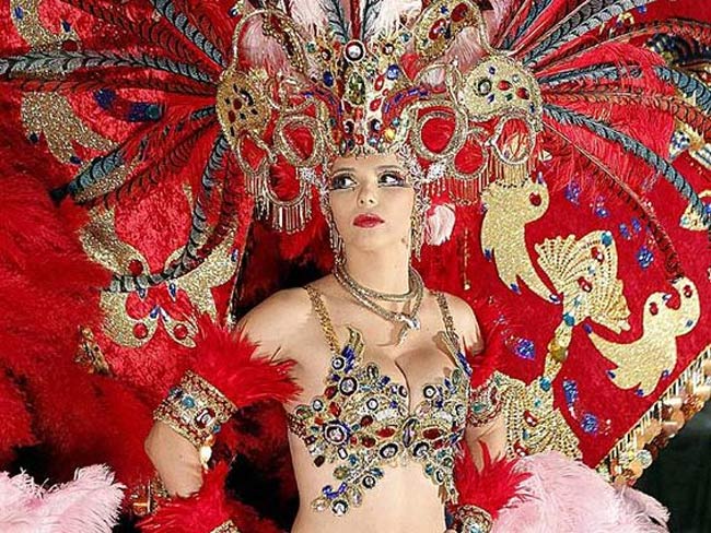 Nhắc tới Carnival tại Brazil thì không thể bỏ qua thứ biến nó trở thành một sự kiện của những điều kỳ diệu, đó là trang phục cầu kỳ và lộng lẫy.