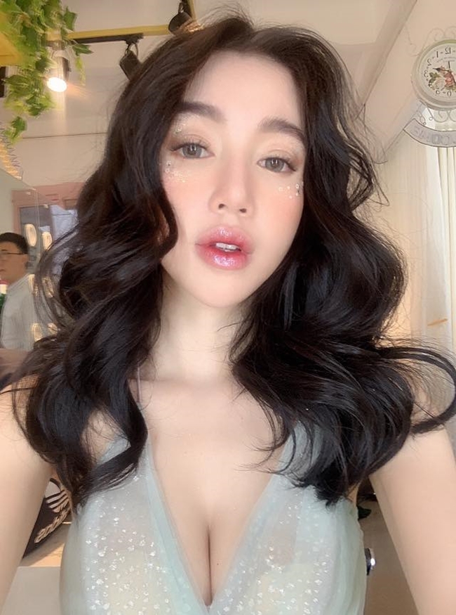 Ở tuổi 31, Elly Trần đã làm mẹ của 2 nhóc tỳ song cô vẫn giữ được vẻ đẹp trẻ trung, gợi cảm, căng tràn sức sống.