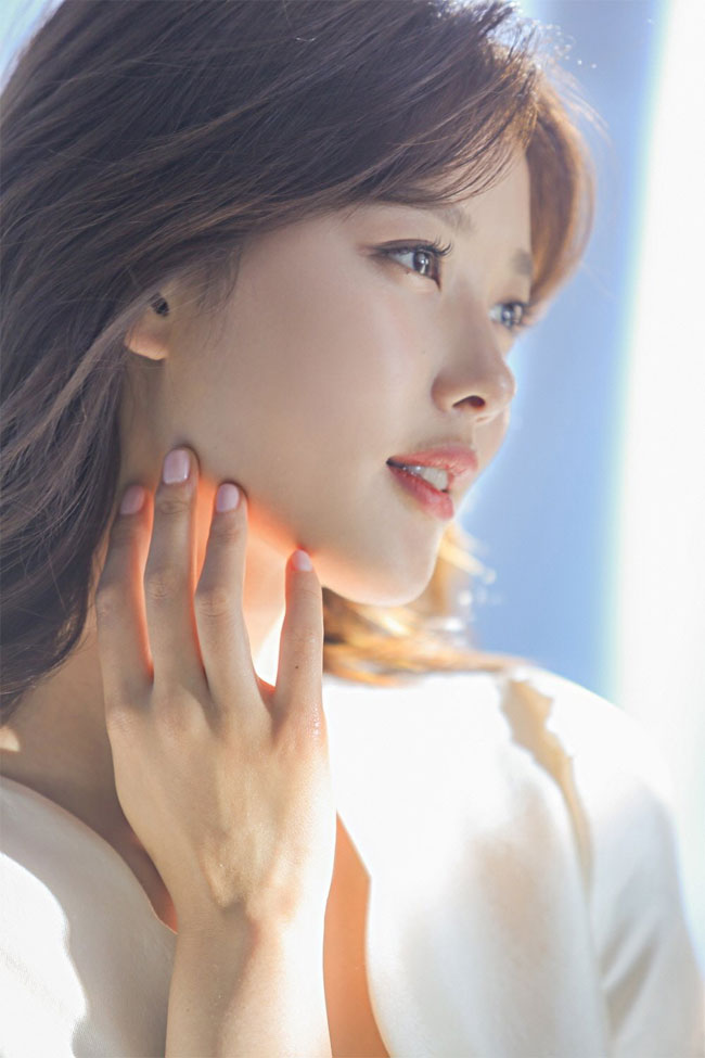 Thời bé Yoo Jung đã rất xinh xắn, nhưng cô bé càng đẹp hơn lúc trưởng thành.