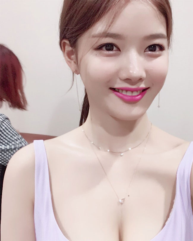 Không chỉ xinh đẹp mà Kim Yoo Jung còn sở hữu vóc dáng gợi cảm.