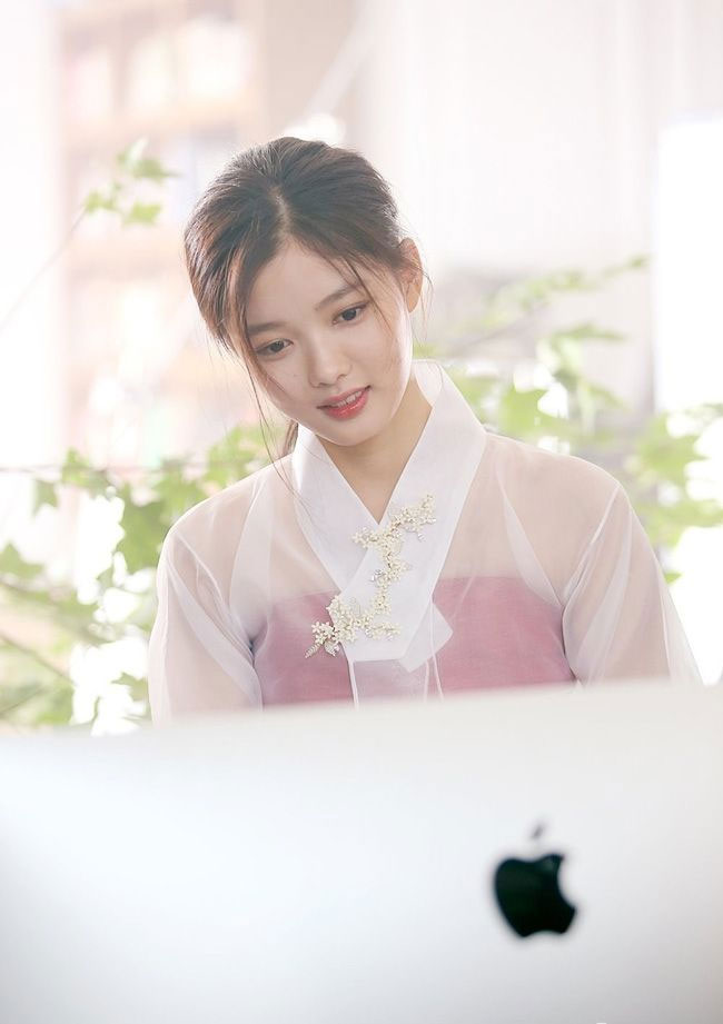 Sau đó thoa kem dưỡng ẩm nhẹ nhàng và để da được thư giãn thay vì make up.