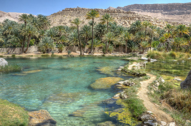 Ốc đảo Wadi Bani Khalid được tạo nên bởi hệ thống hang động và một dòng suối có nước chảy quanh năm.