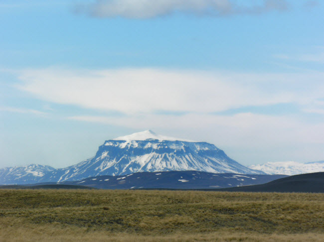 Giữa sa mạc Ódáðahraun là ốc đảo Herðubreið với đồng cỏ xanh tốt. Du khách có thể cắm trại tại đây.