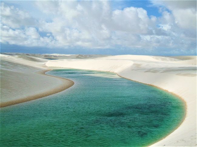 Ốc đảo Maranhão được hình bởi các hồ nước mưa nằm trên cồn cát và chúng chỉ tồn tại theo mùa trong năm.