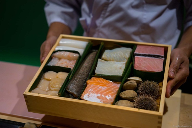 Trong ẩm thực Nhật Bản, sushi là món ăn được làm rất tinh tế và cẩn thận đến từng chi tiết.