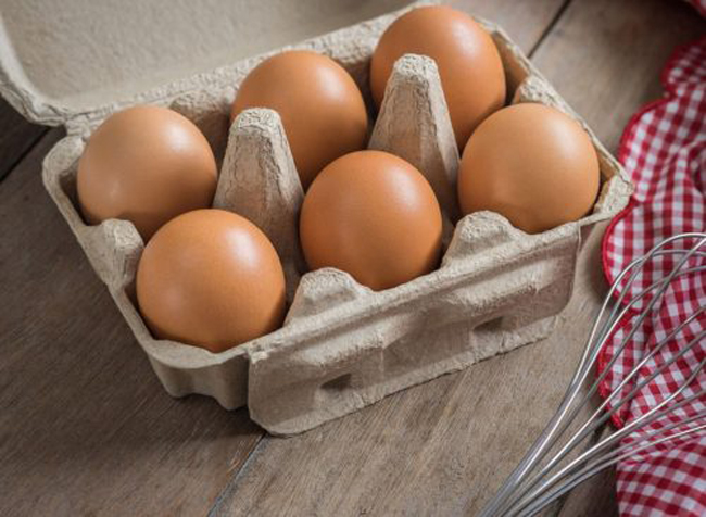 9. Trứng không nên ăn sống vì có khả năng nhiễm vi khuẩn Salmonella. Để đảm bảo mọi vi khuẩn hiện có bị tiêu diệt, trứng cần được nấu chín hoàn toàn.