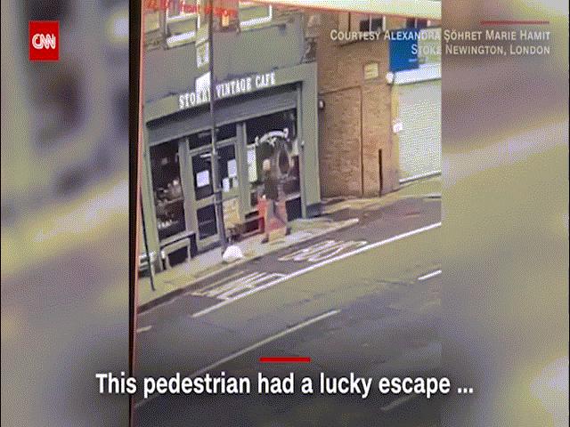 Phi thường - kỳ quặc - Đi đường, bị "tử thần" trên cao ập xuống suýt đè chết