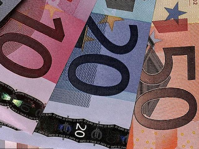 Thế giới - Dân làng Tây Ban Nha ngỡ ngàng khi mở cửa thấy tiền để trước nhà