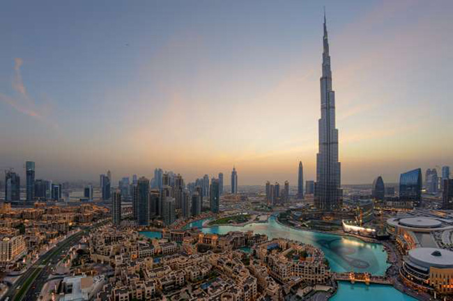 Tòa cao ốc cao nhất thế giới: Tháp Burj Khalifa ở Dubai, UAE 2.717 feet / 828 mét.