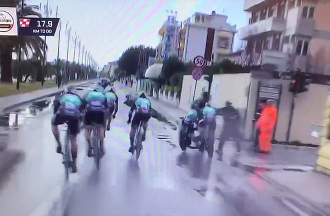 Hãi hùng 2 tay đua phóng như bay đâm gục người đàn ông “liều mạng” - 1